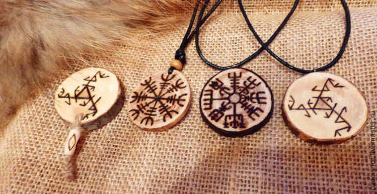 pendentifs runiques comme talismans de succès
