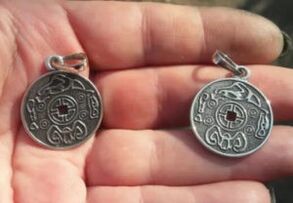 Etude de deux amulettes royales sur le thème de la contrefaçon